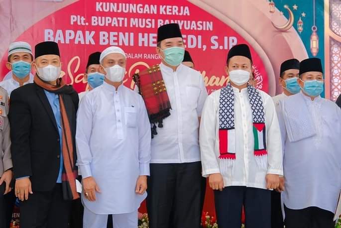 Hari Ramadhan ke-17, Plt Bupati Beni Hernedi Lantik Pengurus Cabang DMI di Masjid Raya Abdul Kadim