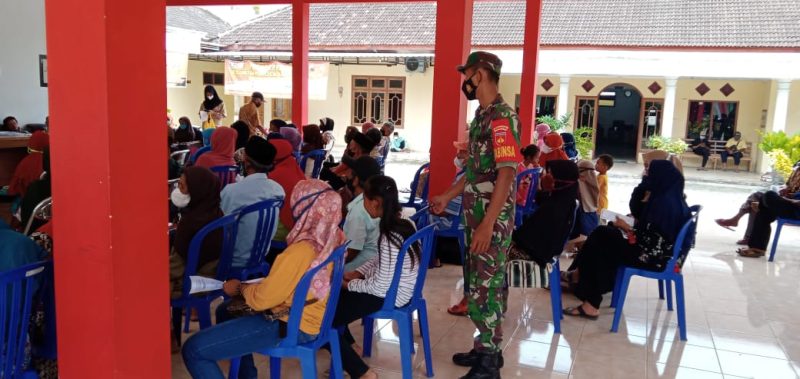 Dalam Penyaluran BLT Minyak Goreng Dan BPNT, Koramil Dan Polsek Puhpelem Pantau Penerapan Protkes