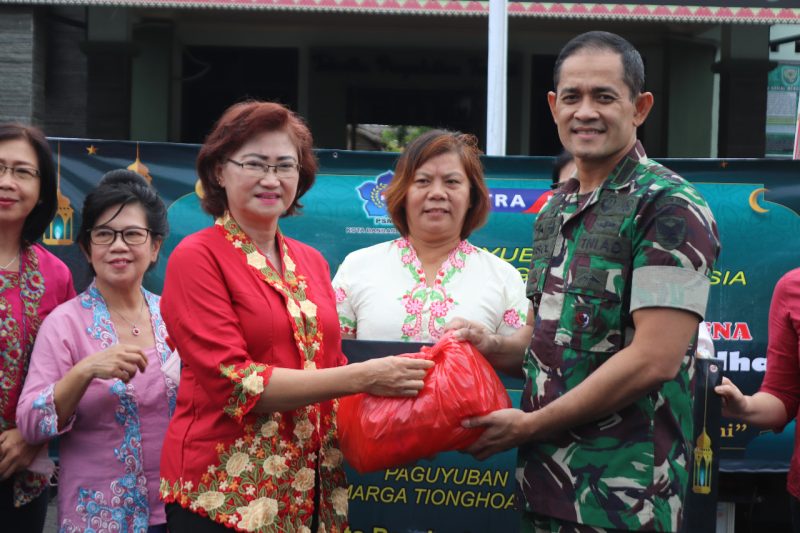 Secara Simbolis Dandim 0410/KBL Terima 150 Paket Sembako Dari PSMTI Bandar Lampung