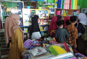 Pemuda Muhammadiyah Mesuji dan Para Yatim Serbu Toko Peralatan Sekolah