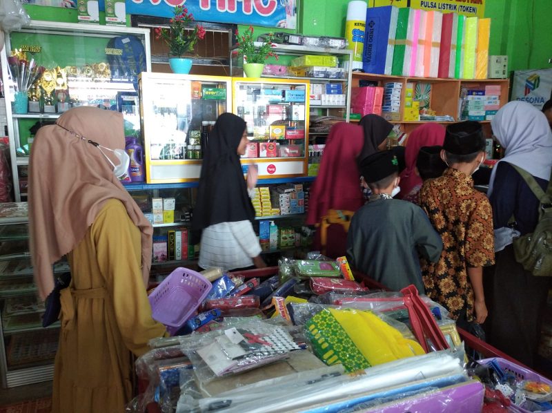 Pemuda Muhammadiyah Mesuji dan Para Yatim Serbu Toko Peralatan Sekolah