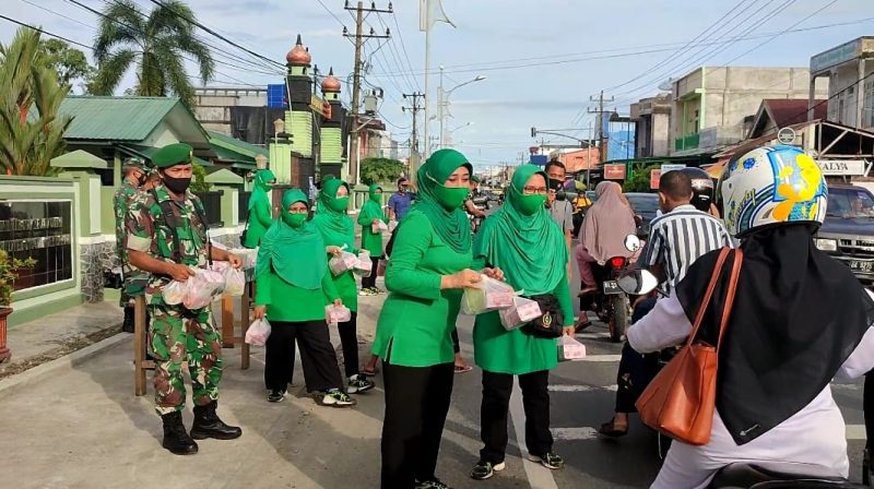 Pengguna Jalan Melintas Di Depan Makodim 0105Abar Dapat Takjil Gratis Dari Dandim Dan Ketua Persit KCK Cabang XVIII