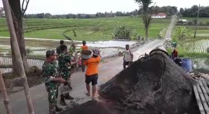 Wujud Kemanunggalan TNI Bersama Rakyat, Babinsa Koramil Teras Gotong Royong Bangun Talud