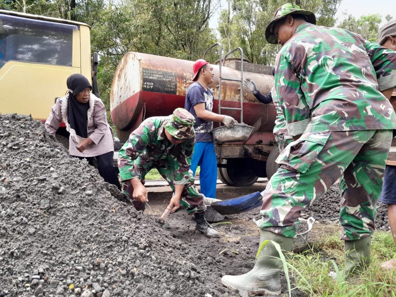 Aksi Srikandi Lereng Merapi Dalam TMMD Sengkuyung Desa Jemowo