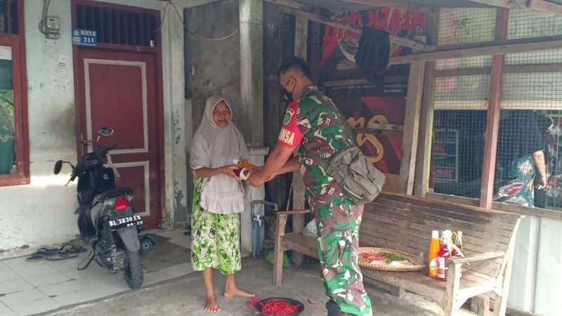 Anggota Koramil 07/Johan Pahlawan Bagi - Bagi Sirup Untuk Warga