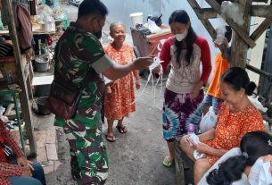 Babinsa Kelurahan Bumi Terus Bagikan Masker Dan Edukasi Prokes Kepada Warga