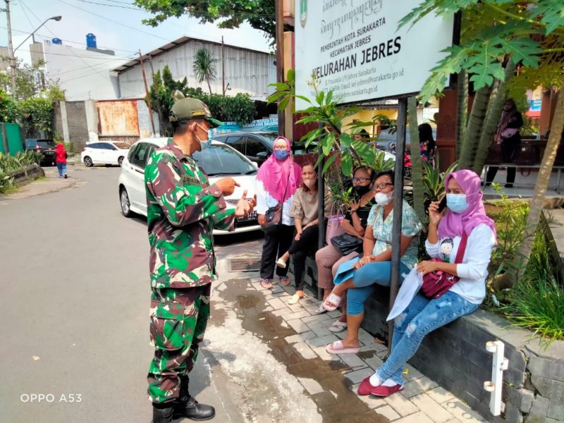 Babinsa Kelurahan Jebres Aktif Melaksanakan Patroli Dan Penegakan Disiplin Prokes