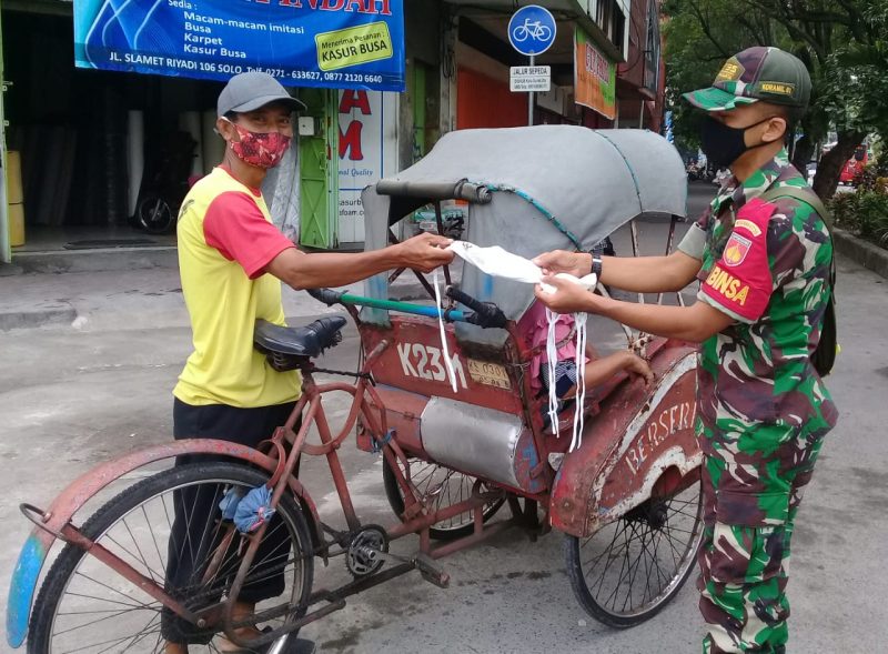 Babinsa Kelurahan Keprabon Gelar Aksi Bagi-bagi Masker Gratis, Ini Tujuannya