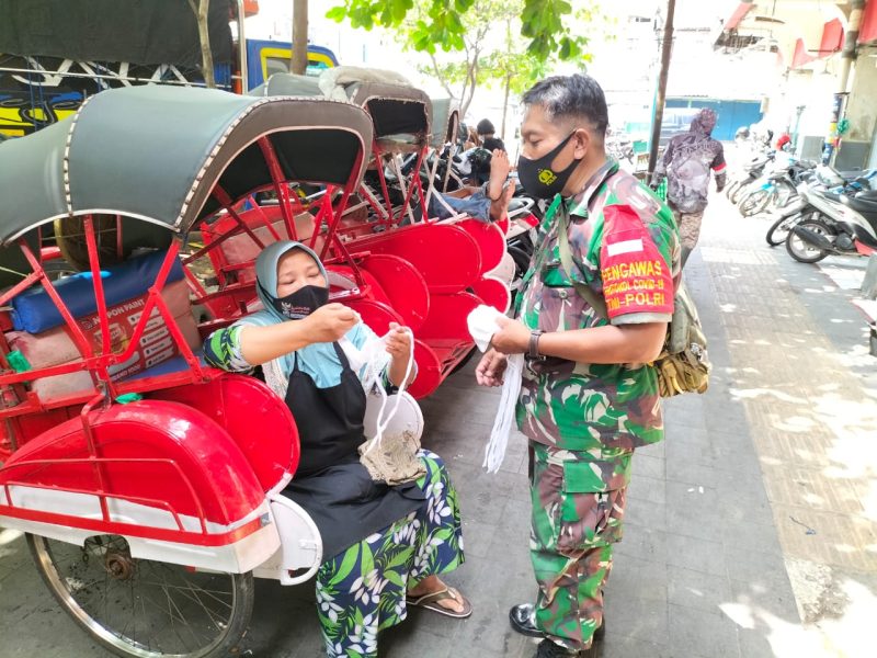 Babinsa Kelurahan Sudiroprajan Beri Himbauan Prokes dan Bagikan Masker di Pasar Tradisional