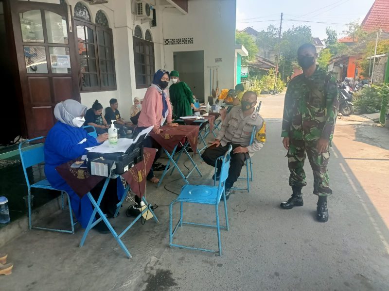 Babinsa Kelurahan Sumber Dampingi Vaksinasi di Masjid Al-Huda