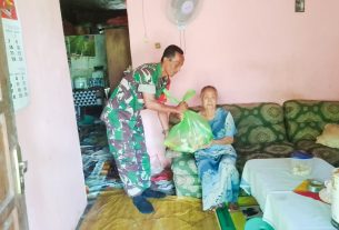 Babinsa Koramil Dander Bojonegoro Laksanakan Jum'at Berkah berbagi Sembako