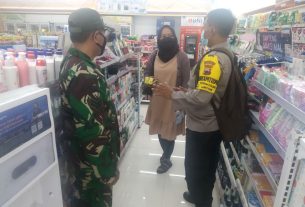 Babinsa Purwosari Berikan Himbauan Prokes Kepada Pengunjung Dan Karyawan Indomaret