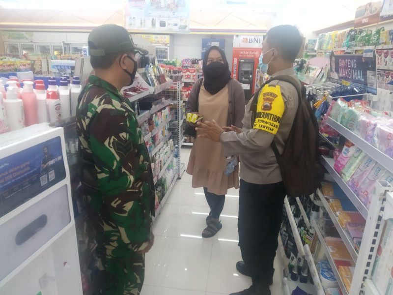 Babinsa Purwosari Berikan Himbauan Prokes Kepada Pengunjung Dan Karyawan Indomaret