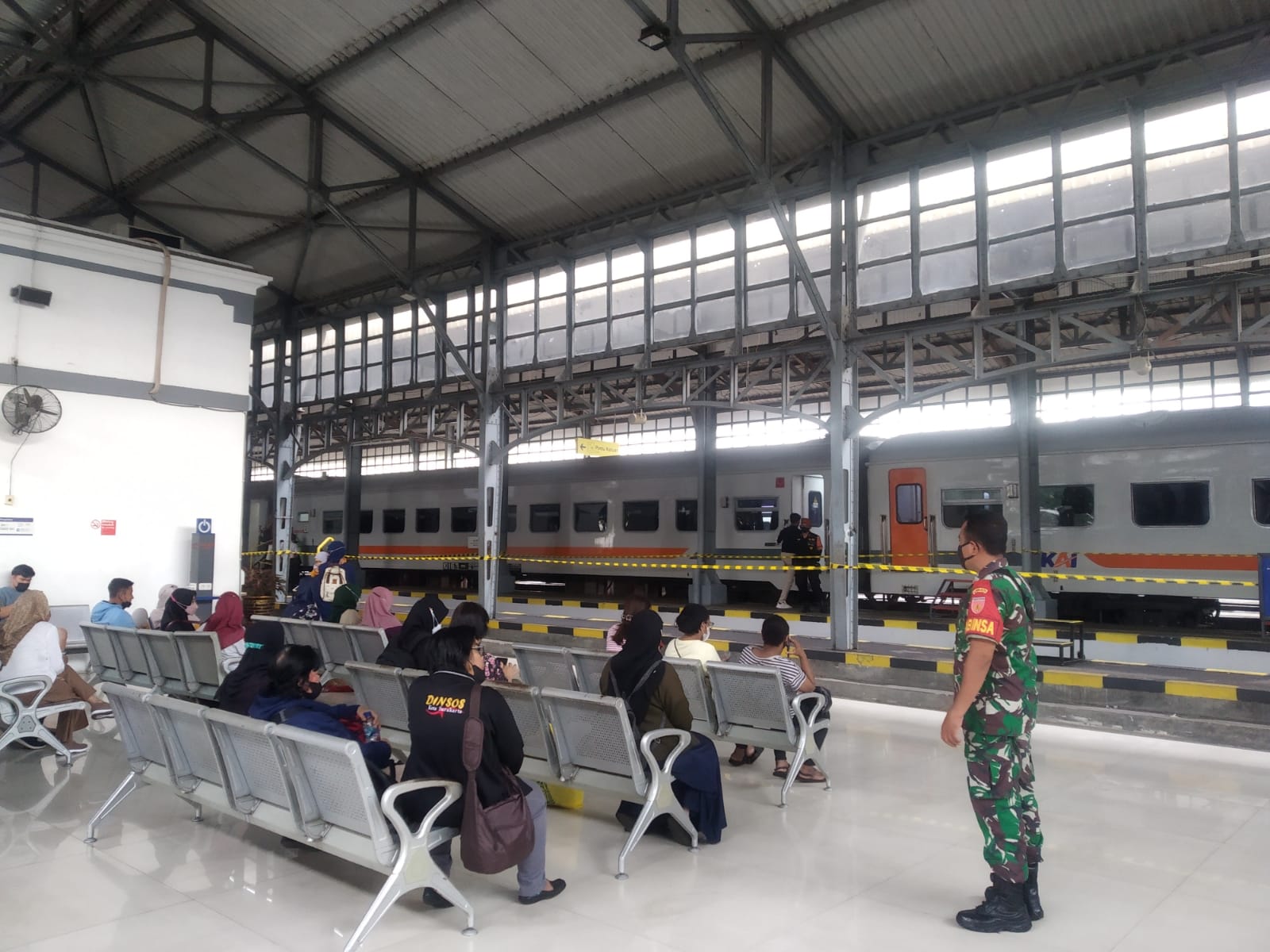 Babinsa Purwosari Dan Petugas Stasiun Berikan Himbauan Prokes Kepada Penumpang di Stasiun Purwosari