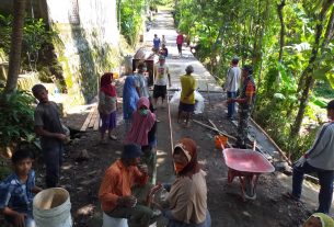 Babinsa Walen Gotong Royong Bersama Warga Binaan Rabat Jalan