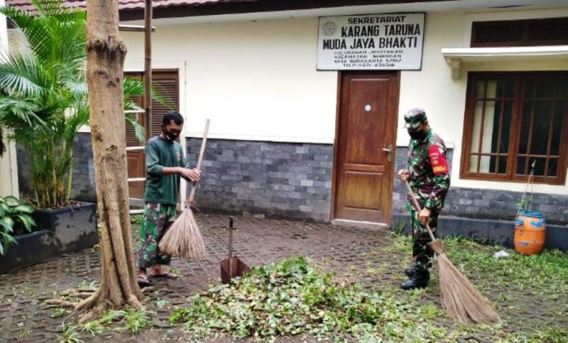 Babinsa dan Aparatur Kelurahan Joyotakan Kerja Bakti Bersama