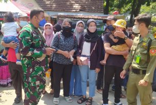 Babinsa kelurahan Jebres Bersama Linmas Berikan Himbauan Prokes di Taman Satwa Taru Jurug
