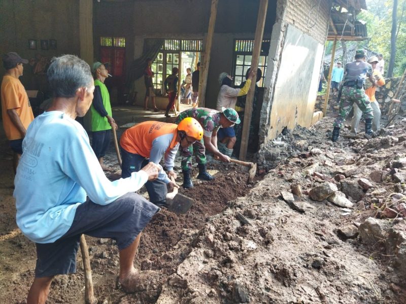 Begini Cara Anggota Koramil 18/Girimarto Ringankan Beban Warga Yang Terkena Musibah!!!