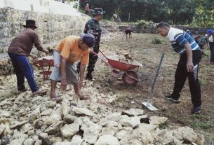 Berbaur Dengan Warga, Babinsa Gedong Karya Bakti Bersihkan Lingkungan