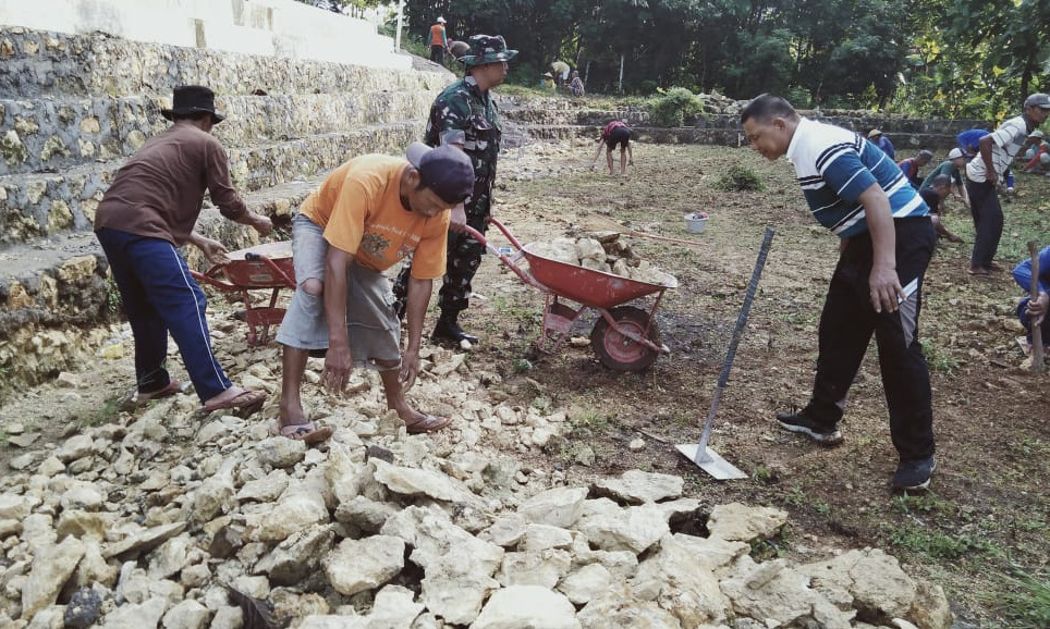 Berbaur Dengan Warga, Babinsa Gedong Karya Bakti Bersihkan Lingkungan