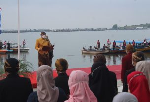 Berpakaian Beskap, Dandim Ikuti Upacara Hari Jadi Kabupaten Wonogiri Ke-281 Di Waduk Gajah Mungkur