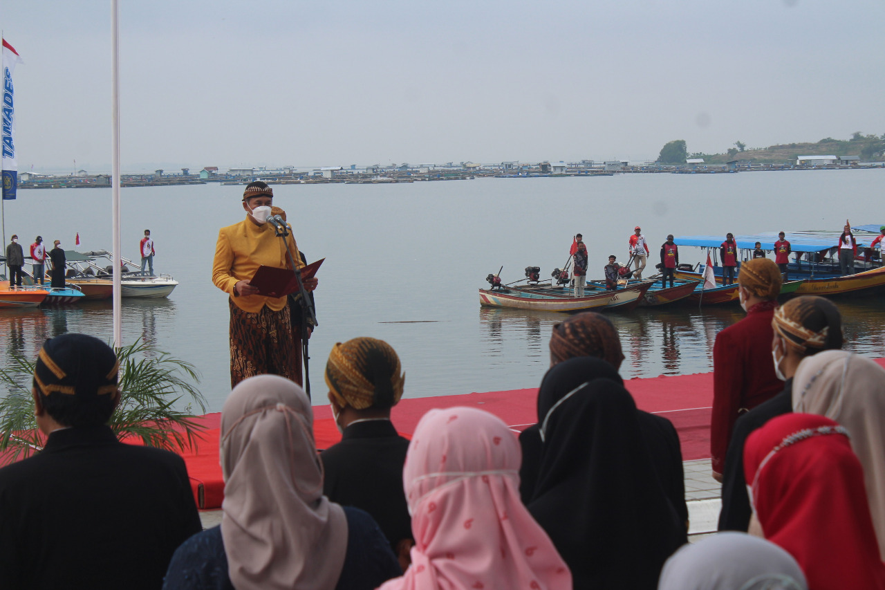 Berpakaian Beskap, Dandim Ikuti Upacara Hari Jadi Kabupaten Wonogiri Ke-281 Di Waduk Gajah Mungkur