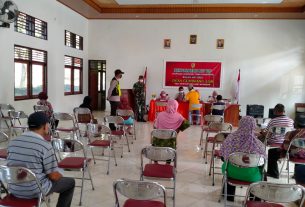 Bersama Bhabinkamtibmas, Serda Dwiyanto Pantau Dan Dampingi Warga Terima BLTDD