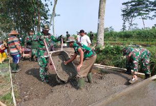Bukti Kemanunggalan TNI-Rakyat, Personil Koramil Giriwoyo Laksanakan Karya Bakti Cor Jalan
