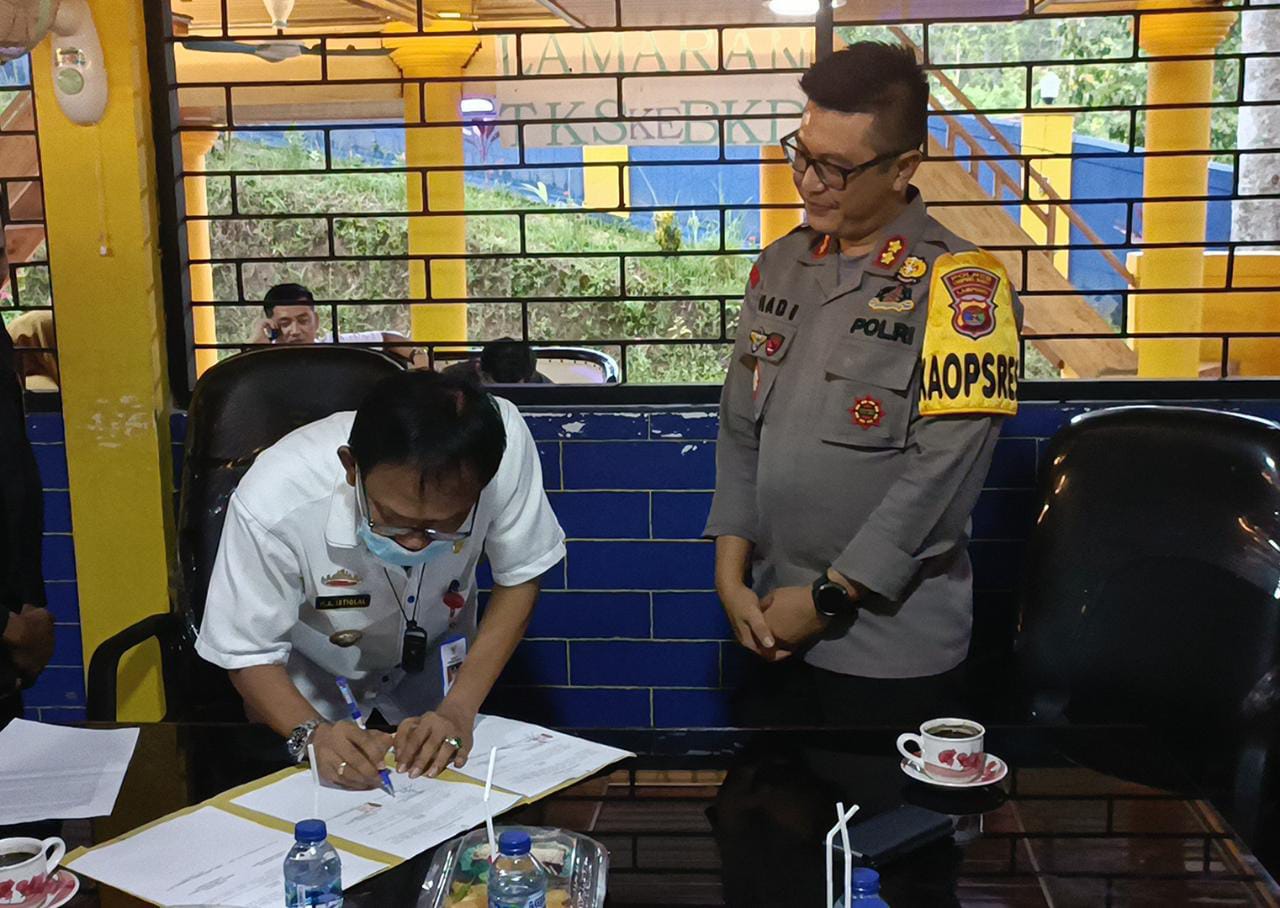 Bupati Pesisir Barat Tandatangani NPHD Tanah Calon Mapolres