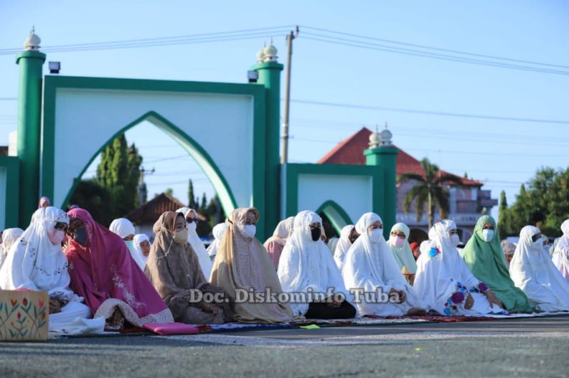 Bupati Winarti Laksanakan Sholat Ied Bersama Warga di Masjid Agung Islamic Center Menggala