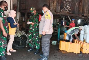 Cegah Kelangkaan Minyak Goreng Curah Babinsa Stabelan Laksanakan Pemantauan di Pasar Legi