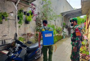 Cegah Penyebaran Covid-19, Serka Giminanto Laksanakan Penyemprotan Desinfektan