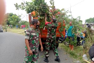 Cegah Penyebaran Covid-19, Babinsa Nusukan Bersama Tim Saberling Laksanakan Kerja Bakti Bersihkan Lingkungan