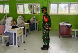 Covid - 19 Belum Berakhir, Babinsa Koramil 04/Meurebo Ajak Guru Dan Murid Tetap Pakai Masker