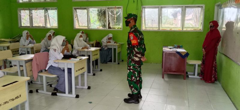 Covid - 19 Belum Berakhir, Babinsa Koramil 04/Meurebo Ajak Guru Dan Murid Tetap Pakai Masker