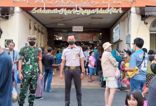 Dalam Suasana Hari Libur Lebaran, Sertu Kurniawan Bersama Security Konsisten Berikan Himbauan Prokes