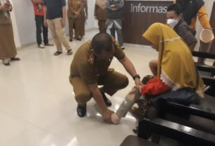 Dinsos Lampung Serahkan Bantuan Kaki Palsu, Wujudkan Misi Ketiga Gubernur