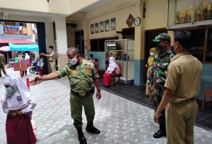 Gandeng Linmas, Babinsa Semanggi Cek Prokes Pada PTM di SD Muhamadiyah 23