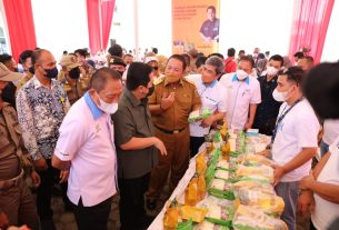 Gubernur Arinal Dampingi Menteri BUMN Erick Thohir Tinjau Operasi Pasar Murah Minyak Goreng dan Gula Pasir PTPN Group di PTPN VII Bandar Lampung