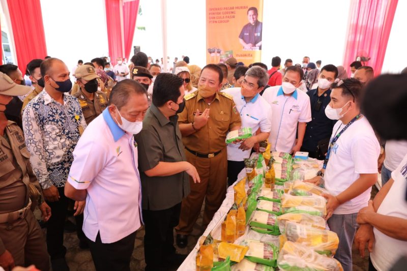 Gubernur Arinal Dampingi Menteri BUMN Erick Thohir Tinjau Operasi Pasar Murah Minyak Goreng dan Gula Pasir PTPN Group di PTPN VII Bandar Lampung