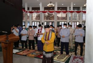 Gubernur Arinal dan Ibu Riana Ucapkan Selamat Idul Fitri 1443 H kepada Masyarakat Lampung, Laksanakan Shalat Ied di Aula Mahan Agung