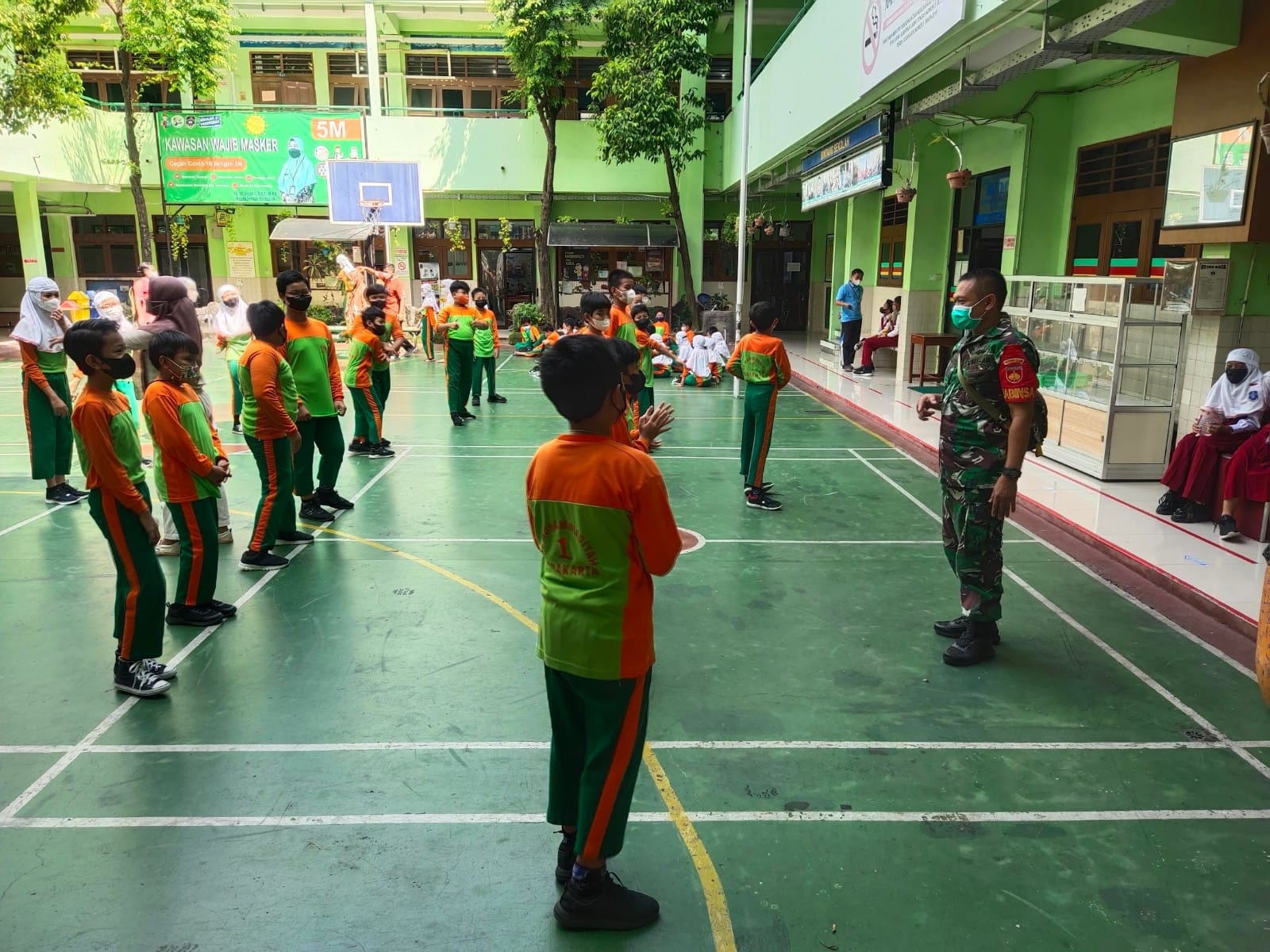 Himbauan Prokes Terus Dilakukan Babinsa Kelurahan Ketelan di Wilayah Binaan
