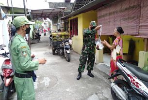 Himbauan Prokes dan Bagikan Masker, Itulah Yang Dilakukan Babinsa Joyosuran Bersama Linmas di Wilayah Binaan