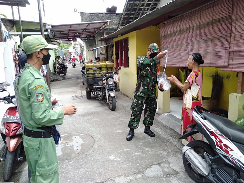 Himbauan Prokes dan Bagikan Masker, Itulah Yang Dilakukan Babinsa Joyosuran Bersama Linmas di Wilayah Binaan