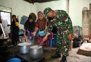 Ibu-Ibu Dukuh Senden Guyub Rukun Sediakan menu makan bagi warga dan anggota Satgas TMMD Sengkuyung Tahap I Kodim 0726/Sukoharjo.