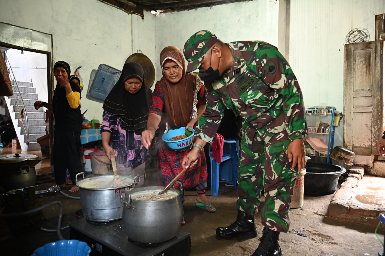 Ibu-Ibu Dukuh Senden Guyub Rukun Sediakan menu makan bagi warga dan anggota Satgas TMMD Sengkuyung Tahap I Kodim 0726/Sukoharjo.