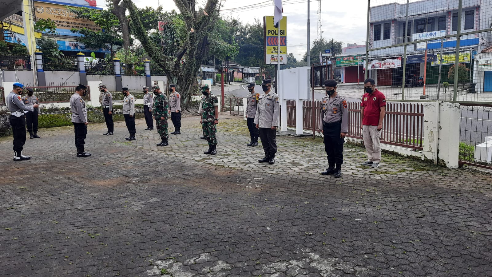 Koramil 14/Jatisrono Bersama Dengan Polsek, Laksanakan Pengamanan Ibadah Kenaikan Isa Almasih