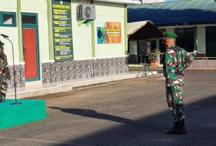 Kasdim 0105/Abar Pimpin Upacara Pengibaran Bendera Merah Putih Di Lapangan Makodim