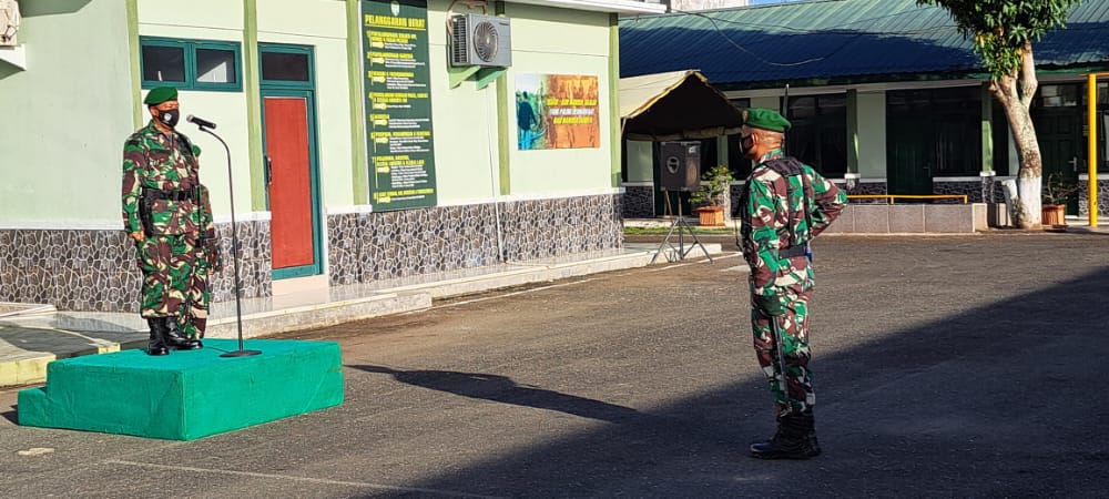 Kasdim 0105/Abar Pimpin Upacara Pengibaran Bendera Merah Putih Di Lapangan Makodim