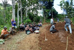 Keakraban Dan Kebersamaan Antara Anggota TNI Dan Warga Dilokasi TMMD